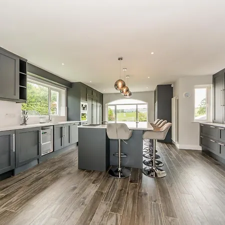 بيت للعطل Marina Views, Kinsale, Hosted By Exquisite Homes, Sleeps 20 *