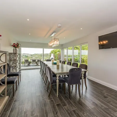 بيت للعطل Marina Views, Kinsale, Hosted By Exquisite Homes, Sleeps 20 *