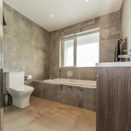 بيت للعطل Marina Views, Kinsale, Hosted By Exquisite Homes, Sleeps 20