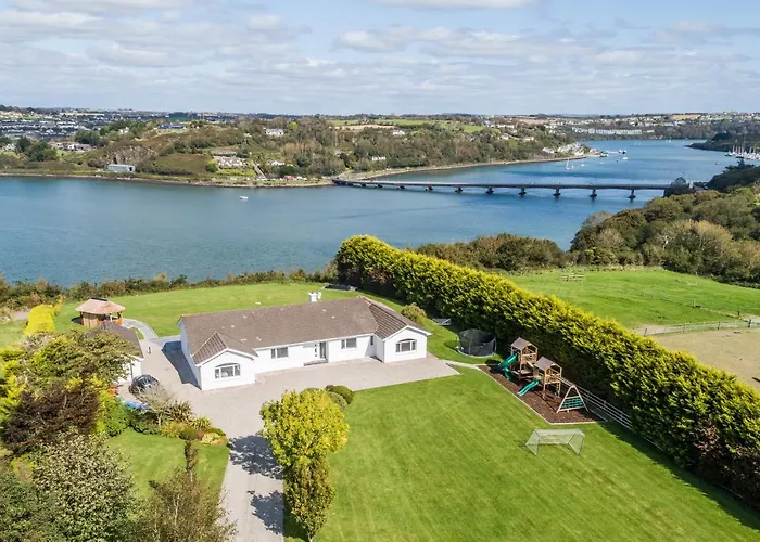 度假居 Marina Views, Kinsale, Hosted By Exquisite Homes, Sleeps 20 金塞尔
