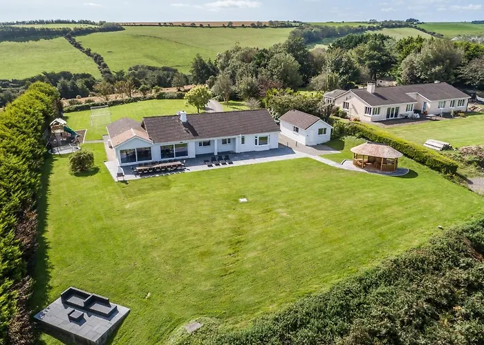 Дом отдыха Marina Views, Kinsale, Hosted By Exquisite Homes, Sleeps 20 *